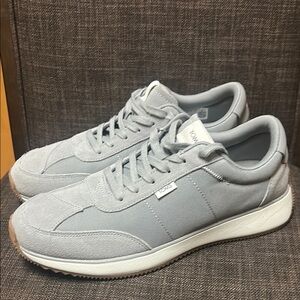 Tom’s Classic style sneakers . No box / New
Durable Canvas  w/ Suade